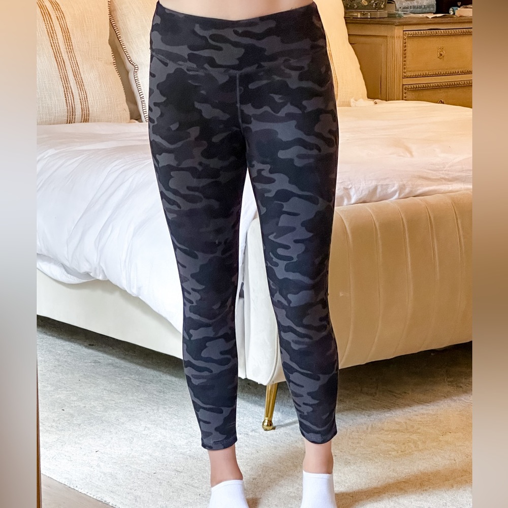 Danskin black Camo leggings size small